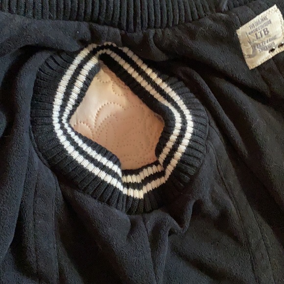 Sleeveless jacket with many pockets and high neck - Picture 6 of 9